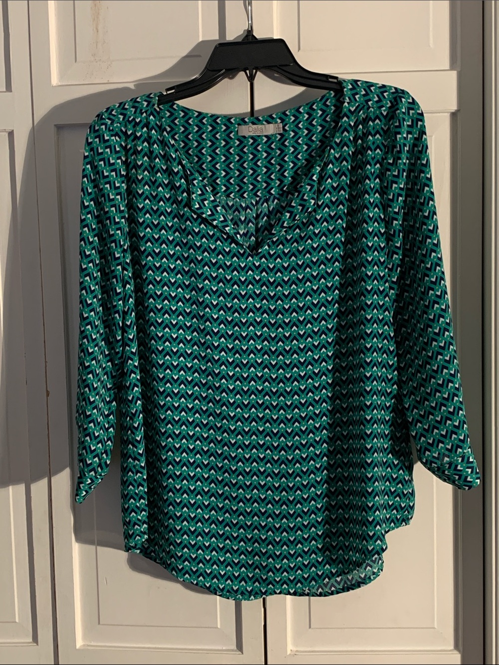 Dalia Green & Navy Geometric V-Neck 3/4 Sleeve Blouse EUC